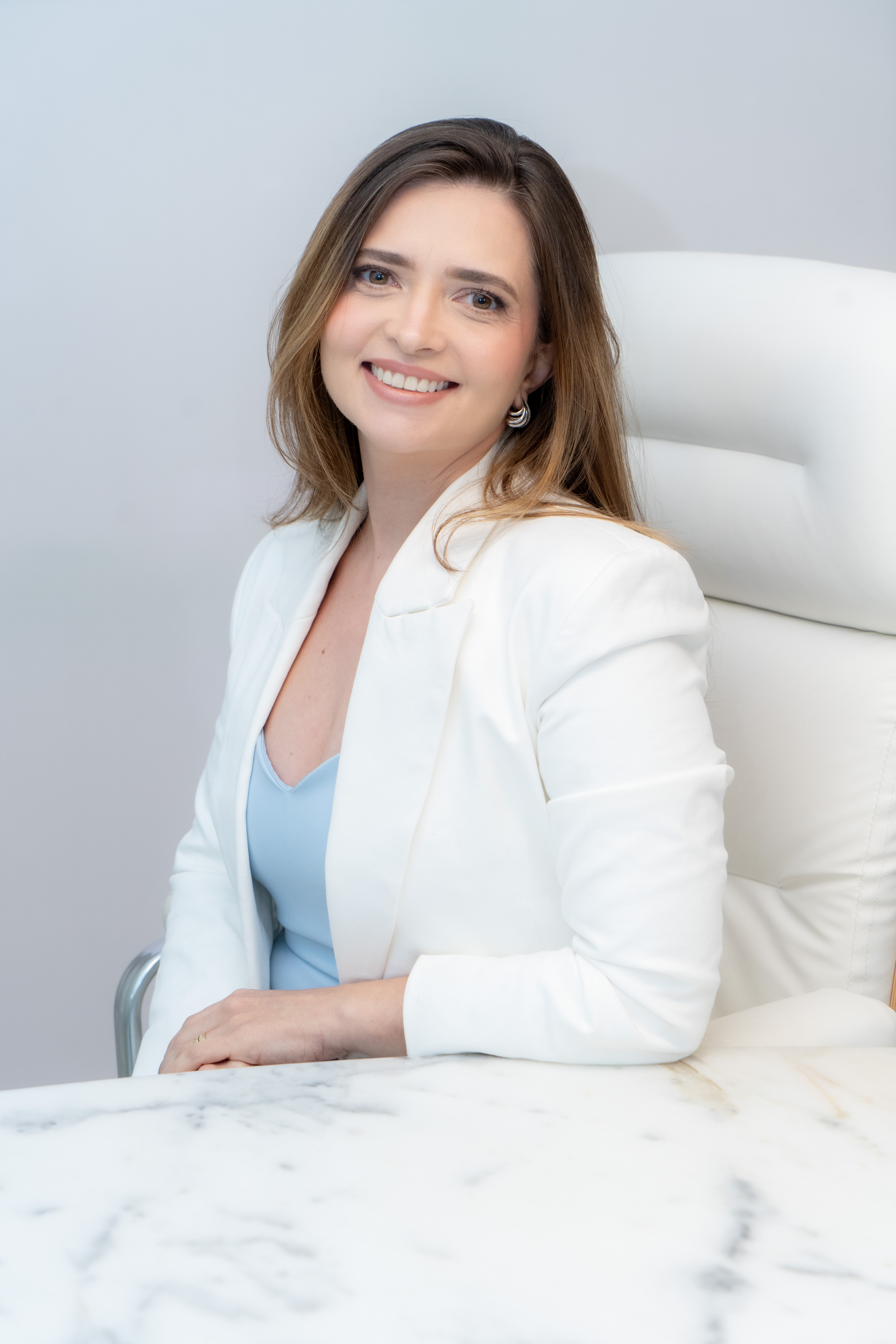 Dra. Sirley Portela em seu consultório